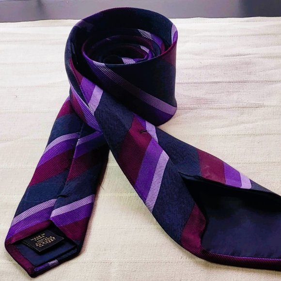 BANANA REPUBLIC Men's SILK Neck tie,  purple, lila, & burgundy Striped pattern - Picture 5 of 15